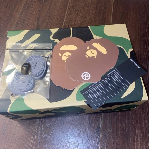 Size 8.5 bapestas no stars. Goes for 420+ on goat app. Bought on goat with proof - Picture 4 of 8